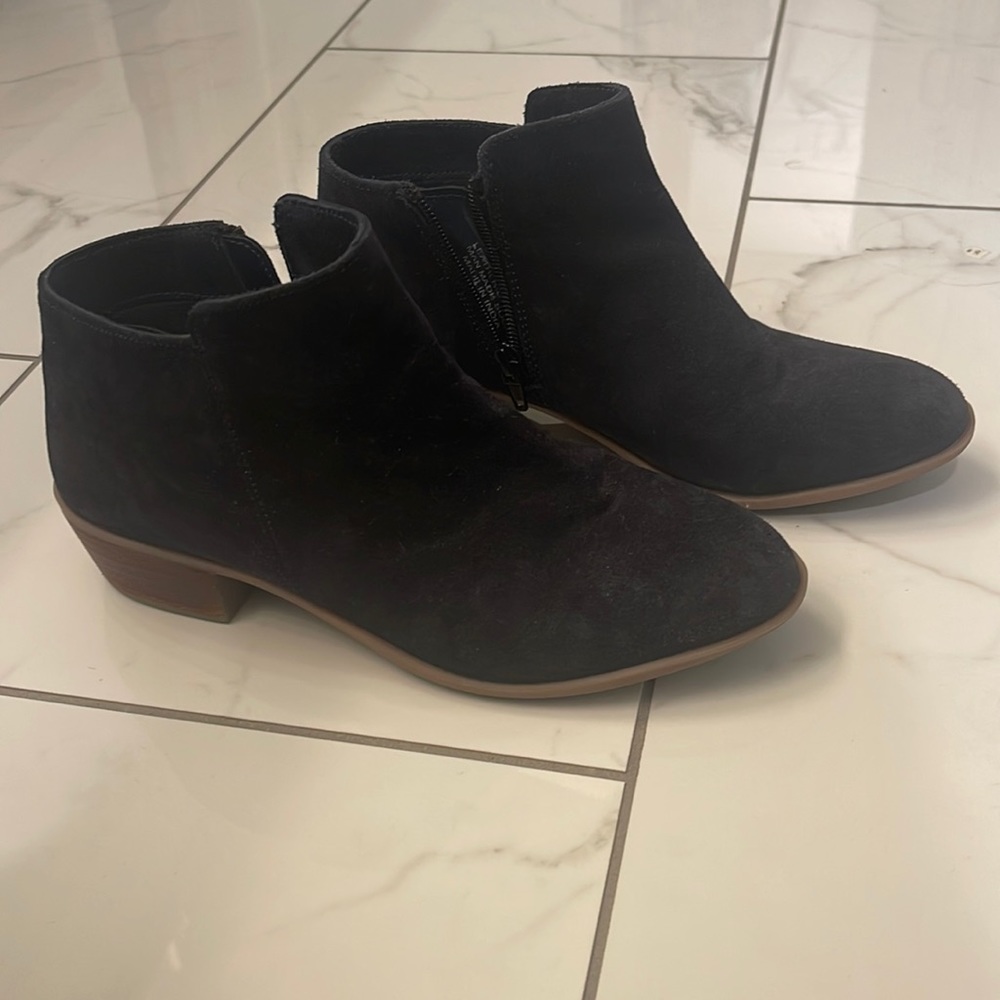 Women’s size 8 Diba brand navy booties shoes